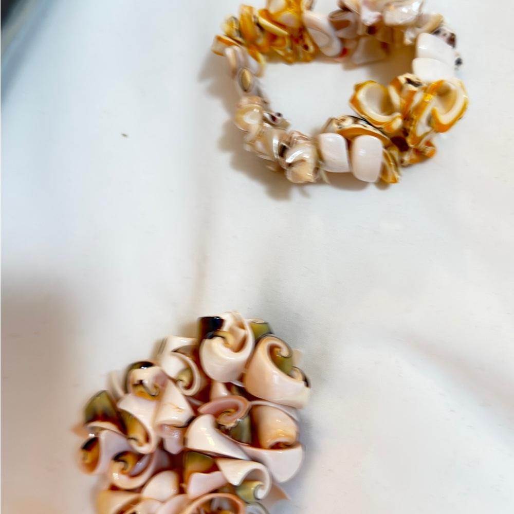Shell Cluster Stretch Bracelet’s in Cream, Tan,pink and iridescent colors.